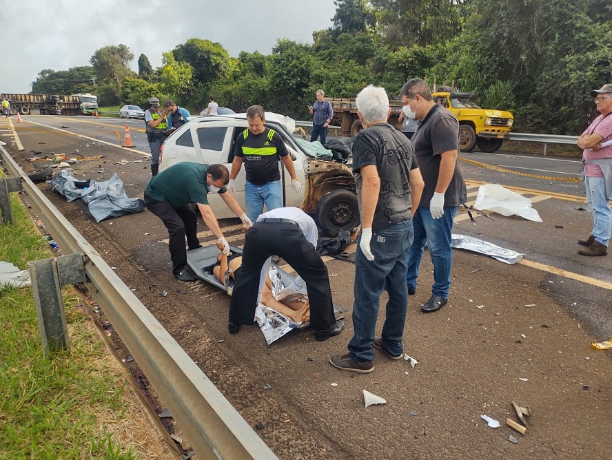 Acidente entre carro e caminhão em São Carlos mata 4 pessoas na SP