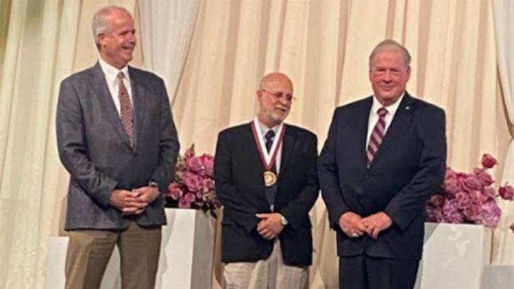 Docente da USP São Carlos é homenageado com o título de “Distinguished Professor” nos Estados Unidos
