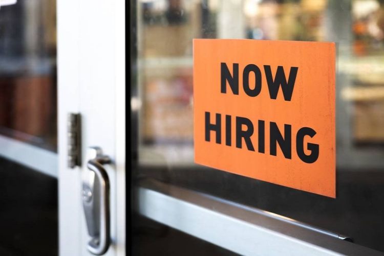 EUA criam 353 mil empregos em janeiro, superando teto das expectativas