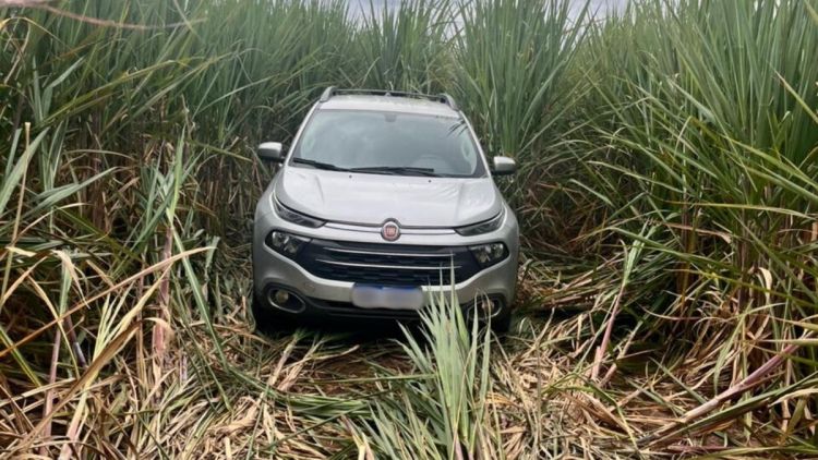 Polícia Militar localiza veículo roubado abandonado em canavial em Analândia