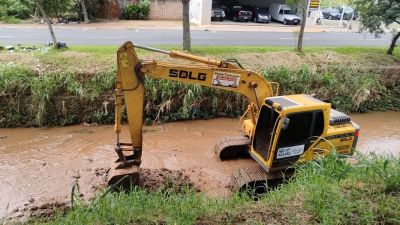 Saae faz desassoreamento importante no Córrego do Gregório