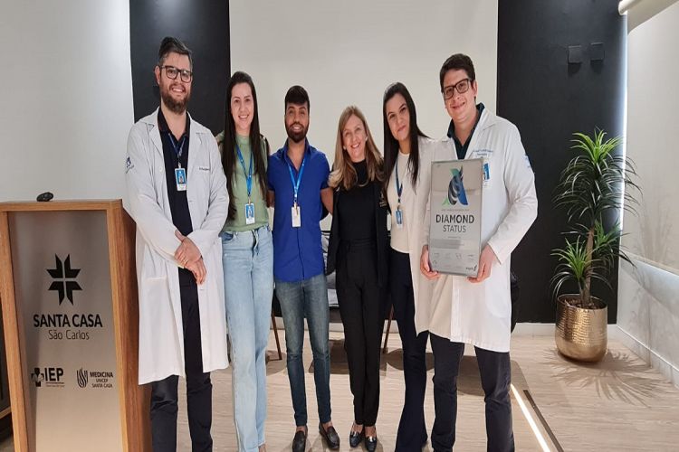 Santa Casa recebe placa comemorativa pela certificação Diamond durante o 1° Mentorship Angels 2024, que reúne especialistas de todo o país