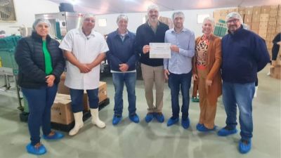 Prefeito entrega Certificado do SIM para a Granja Betel