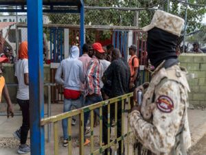 Haitianos acusam dominicanos de prender e expulsar imigrantes por racismo