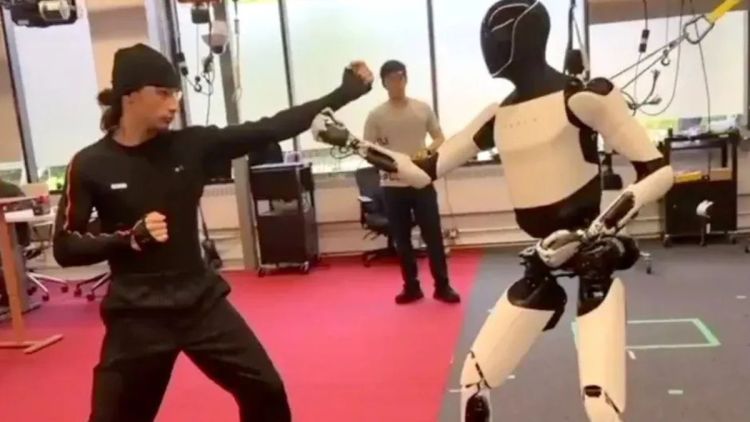 Elon Musk mostra robô da Tesla praticando kung fu em novo vídeo
