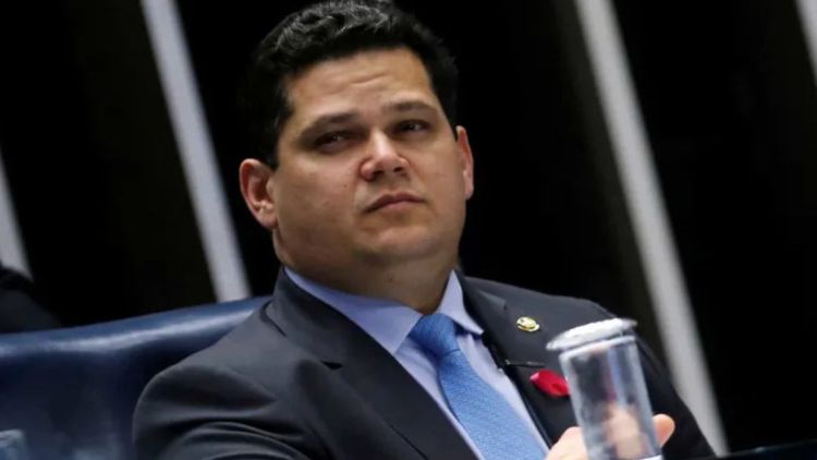 Alcolumbre negocia idade mínima para indicação ao STF se Flávio Bolsonaro for eleito