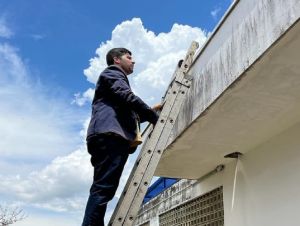 Vereador Bruno acompanha manutenção do telhado na CEMEI Bento Prado Júnior no Douradinho