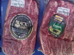 Seguranças impedem homem de furtar carne em supermercado