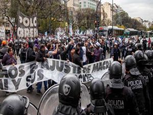 Protestos violentos tomam província da Argentina e jogam tensão nas eleições