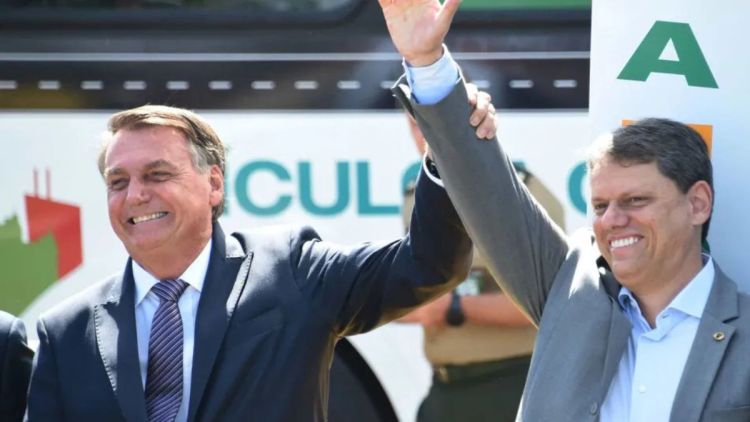 Aliados dizem que Bolsonaro deu aval a candidatura de Tarcísio, mas com Michelle de vice