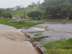 ATENÇÃO: Chuva provoca transbordamento de córrego e pontos de alagamentos em São Carlos