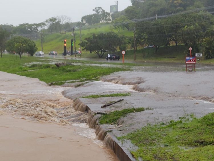 ATENÇÃO: Chuva provoca transbordamento de córrego e pontos de alagamentos em São Carlos
