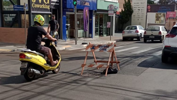 SAAE interdita cruzamento no centro para reparo na rede de água
