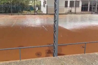 Chuva alagada salas de aula e deixa quadra tomada pela lama na escola Arlindo Bittencourt