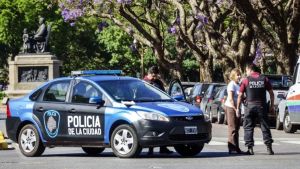 Homem é preso por manter filho de 11 anos trancado em jaula