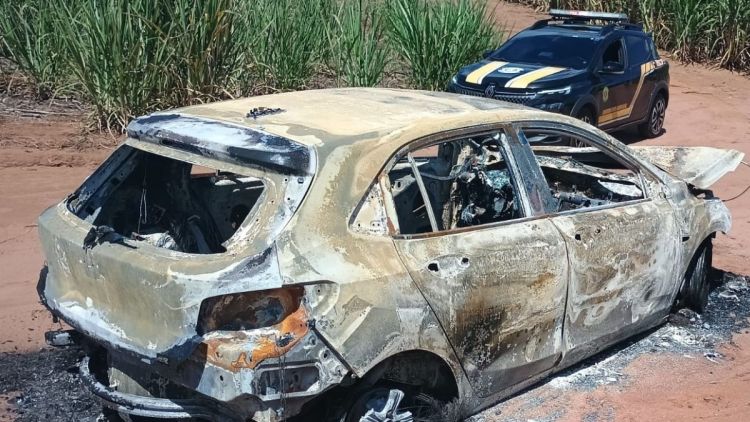 Carro roubado é achado carbonizado próximo à represa do Bicudo, em Ibaté