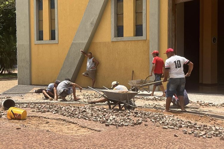 Prefeitura troca e reparos de pedras portuguesas nas Praças da Matriz e Central em Itirapina