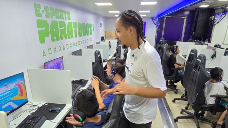 Lan House Itinerante com experiência gamer permanece até domingo na praça do mercado