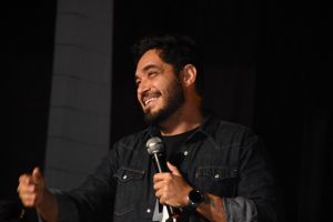 Educação homenageia professores com show Stand Up do humorista Diogo Almeida
