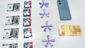 Denúncia de moradora leva GAT a prender homem por tráfico de drogas durante patrulhamento