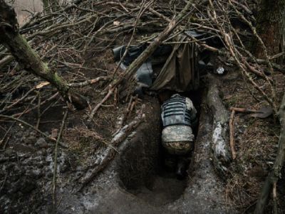 Soldado ucraniano em abrigo perto da linha de frente na região de Donetsk, em 31 de janeiro de 2023