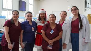 Ex-paciente da Nefrologia retorna à Santa Casa para levar carinho e esperança aos pacientes