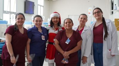 Ex-paciente da Nefrologia retorna à Santa Casa para levar carinho e esperança aos pacientes