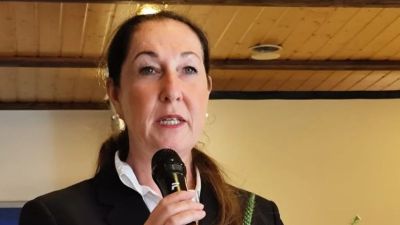 Prefeita alemã esfaqueada continua em estado grave; filha é suspeita