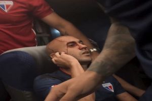 Ônibus do Fortaleza é apedrejado após empate com Sport; jogadores ficam feridos e vão para hospital