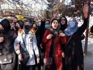 Afegãs protestam contra proibição nas universidades