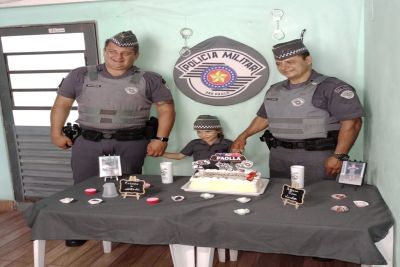 Fã da PM, menina ganha festa de aniversário com presença de policiais
