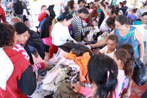 Caminhão itinerante entrega 2.500 peças de roupas para a população do Jardim Gonzaga