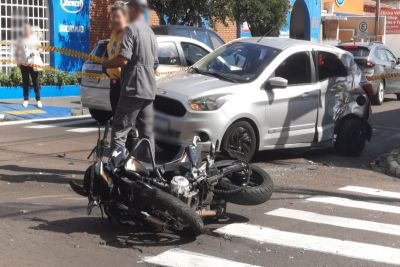 Colisão entre carro e moto deixa motociclista ferido