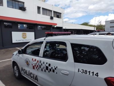 Mulher tem carro furtado no cemitério Nossa Senhora do Carmo