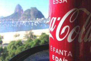 Coca-Cola supera previsões de lucro e receita; no pré-mercado, ação sobe 1%