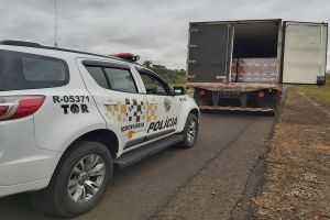 Casal que transportava 536 tijolos de maconha escondidos em carga de leite é preso