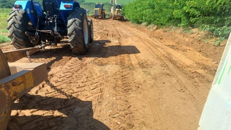 Prefeitura de Ibaté realiza manutenção nas estradas municipais para garantir segurança de moradores e alunos da zona rural