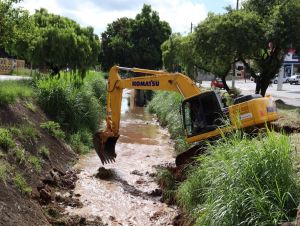 Serviços Públicos realiza desassoreamento no Córrego Lazarine e no Gregório