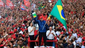 Lula é reeleito presidente do Brasil em virada histórica
