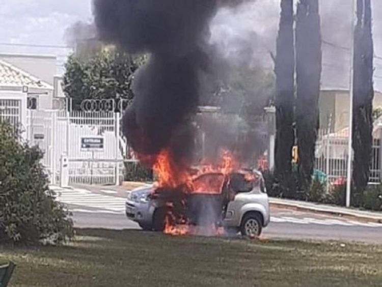Fogo deixa carro destruído em Araraquara