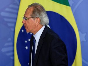 Os que acusam o governo de ameaçar democracia cometem atos contra a democracia, diz Guedes