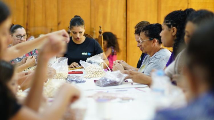 Projeto Entrelaçadas leva oficinas de bijuterias a Pirassununga e fortalece vínculos entre gerações