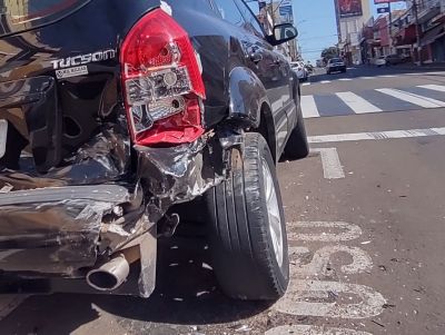 Motorista passa mal e bate em carro estacionado