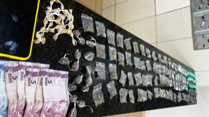 Adolescente tenta escapar da PM, mas é alcançado com sacola recheada de drogas em São Carlos