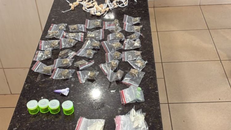 Polícia Militar frustra possível esquema de tráfico e apreende drogas, dinheiro e máquina de cartão em São Carlos