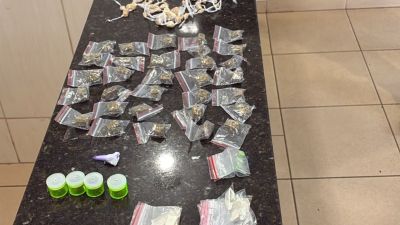 Polícia Militar frustra possível esquema de tráfico e apreende drogas, dinheiro e máquina de cartão em São Carlos