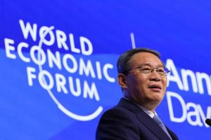 Premiê da China diz ao mundo que país está crescendo e aberto para negócios