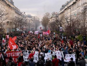 França tem dia de confrontos enquanto manifestantes protestam contra reforma previdenciária de Macron