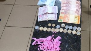 Fuga de suspeito termina com apreensão de drogas e dinheiro na Vila Jacobucci