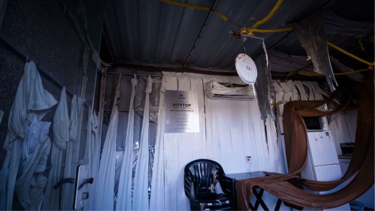 Incêndio atinge ponto de apoio a motofretistas na Avenida Trabalhador São-carlense